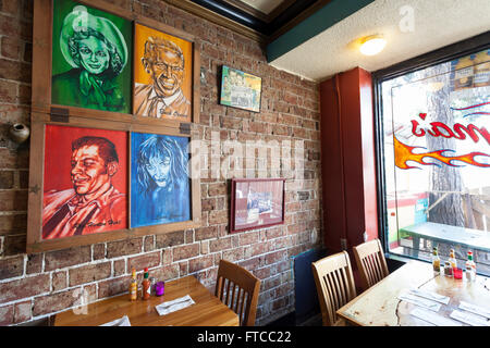 Seattle, Washington, USA. 26. März 2016. Mama es mexikanische Küche, einer geliebten lokalen Institution seit vier Jahrzehnten schließt seine Pforten am 31. März 2016. Im Jahr 1974 eröffnete Seattle älteste mexikanische Restaurant für seine kitschige Elvis bekannt ist Dekor und große Platten inspiriert. Die Eigenschaft, die an eine Entwicklungsfirma verkauft wurde, wird abgerissen und durch eine acht Geschichte gemischt genutztes Gebäude ersetzt. Bildnachweis: Paul Gordon/Alamy Live-Nachrichten Stockfoto