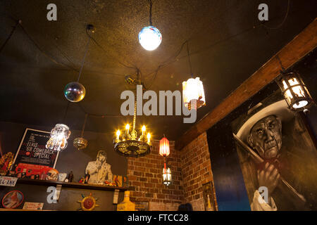 Seattle, Washington, USA. 26. März 2016. Mama es mexikanische Küche, einer geliebten lokalen Institution seit vier Jahrzehnten schließt seine Pforten am 31. März 2016. Im Jahr 1974 eröffnete Seattle älteste mexikanische Restaurant für seine kitschige Elvis bekannt ist Dekor und große Platten inspiriert. Die Eigenschaft, die an eine Entwicklungsfirma verkauft wurde, wird abgerissen und durch eine acht Geschichte gemischt genutztes Gebäude ersetzt. Bildnachweis: Paul Gordon/Alamy Live-Nachrichten Stockfoto