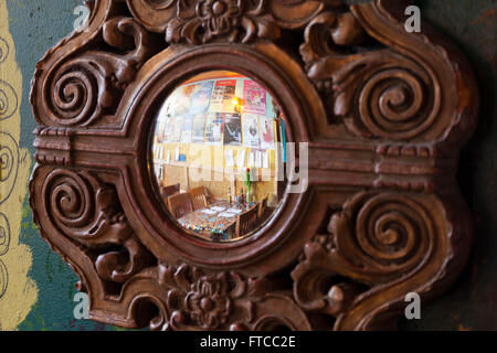 Seattle, Washington, USA. 26. März 2016. Mama es mexikanische Küche, einer geliebten lokalen Institution seit vier Jahrzehnten schließt seine Pforten am 31. März 2016. Im Jahr 1974 eröffnete Seattle älteste mexikanische Restaurant für seine kitschige Elvis bekannt ist Dekor und große Platten inspiriert. Die Eigenschaft, die an eine Entwicklungsfirma verkauft wurde, wird abgerissen und durch eine acht Geschichte gemischt genutztes Gebäude ersetzt. Bildnachweis: Paul Gordon/Alamy Live-Nachrichten Stockfoto