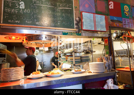 Seattle, Washington, USA. 26. März 2016. Mitarbeiter, die Zubereitung von Speisen am letzten Wochenende vor dem schließen. Mama es mexikanische Küche, einer geliebten lokalen Institution seit vier Jahrzehnten schließt seine Pforten am 31. März 2016. Im Jahr 1974 eröffnete Seattle älteste mexikanische Restaurant für seine kitschige Elvis bekannt ist Dekor und große Platten inspiriert. Die Eigenschaft, die an eine Entwicklungsfirma verkauft wurde, wird abgerissen und durch eine acht Geschichte gemischt genutztes Gebäude ersetzt. Bildnachweis: Paul Gordon/Alamy Live-Nachrichten Stockfoto