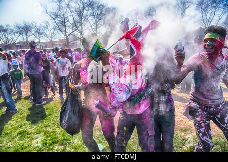 New York, Vereinigte Staaten von Amerika. 26. März 2016. Das 27. jährliche Phagwah Festival, eine Indo-karibische Version des hinduistischen Holi Fest, füllten die Straßen von Richmond Hill, Queens als Tausende feiern die Ankunft des Frühlings mit bunten Pulvern & stirbt. Tausende von Richmond Hill, Queens Einwohner feiern Holi mit Farbe & frohe Spielereien entlang der Straßen & in Phil Rizzuto Park. Bildnachweis: Andy Katz/Pacific Press/Alamy Live-Nachrichten Stockfoto