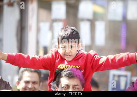 New York, Vereinigte Staaten von Amerika. 26. März 2016. Tausende von Richmond Hill, Queens Einwohner feiern Holi mit Farbe & frohe Spielereien entlang der Straßen & in Phil Rizzuto Park. Das 27. jährliche Phagwah Festival, eine Indo-karibische Version des hinduistischen Holi Fest, füllten die Straßen von Richmond Hill, Queens als Tausende feiern die Ankunft des Frühlings mit bunten Pulvern & stirbt. Bildnachweis: Andy Katz/Pacific Press/Alamy Live-Nachrichten Stockfoto