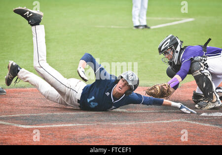 Albuquerque, NM, USA. 26. März 2016. 032616.La Cueva #14 Ryan Phillips, links, ist bei Home-Plate von Clovis' #17 getaggt Jakob Wimberly während Samstag Sal Puentes Turnier-Finale Spiel, 26. März 2016, bei Rio Rancho hoch in Rio Rancho, N.M. Clovis gewann. © Marla Brose/Albuquerque Journal/ZUMA Draht/Alamy Live-Nachrichten Stockfoto