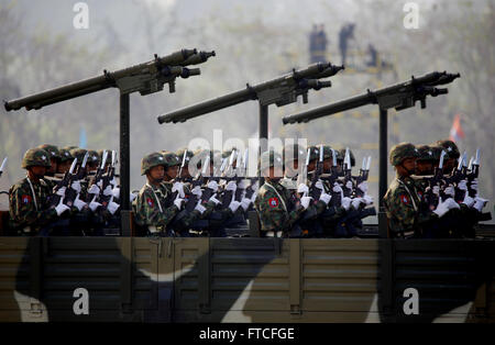 Nay Pyi Taw, Myanmar. 27. März 2016. Soldaten an eine Parade anlässlich der 71. Armed Forces Day in Nay Pyi Taw, Myanmar, 27. März 2016 teilnehmen. Bildnachweis: U Aung/Xinhua/Alamy Live-Nachrichten Stockfoto