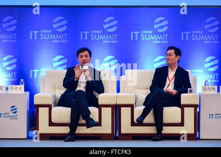 Shenzhen, China Guangdong Provinz. 27. März 2016. Pony MA (R), Tencent Gründer und CEO und Li Yanhong, Baidu-Vorsitzender und CEO besuchen die China (Shenzhen) IT-Gipfel in Shenzhen, Guangdong Provinz Süd-China, 27. März 2016. Bildnachweis: Mao Siqian/Xinhua/Alamy Live-Nachrichten Stockfoto