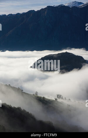 Cabrales Tal, Asturien, Nordspanien. 27. März 2016. Am Ostermorgen cloud-Umkehrung über den Cabrales-Tal in Asturien, Nordspanien. Bildnachweis: M Afoto/Alamy Live-Nachrichten Stockfoto