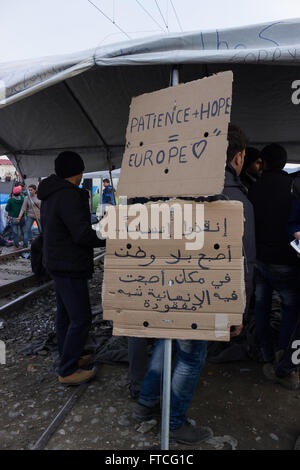 Idomeni, Griechenland. 26. März 2016. Nach der Schließung der Grenzen Griechisch-Skopje, Abdichtung der westlichen Balkan-Route, gefolgt von der Ankündigung der griechischen Regierung Fragen, Flüchtlinge, Ideomeni Durchgangslager, Räumen reiste eine große Gruppe von Flüchtlingen in andere Lager in Griechenland während andere entschieden zu bleiben und demonstrieren gegen die Strecke Abdichtung an der griechisch-Skopje Staatsgrenzen, am 28. März die GR-Vize-Sekretär genannt Flüchtlinge mit über 250.000 Euro, in Griechenland zu investieren! Bilder von Paoenia Gemeinde, Kilkis, Zentralmakedonien. Bildnachweis: Vassilis Triantafyllidis/Alamy Live-Nachrichten Stockfoto