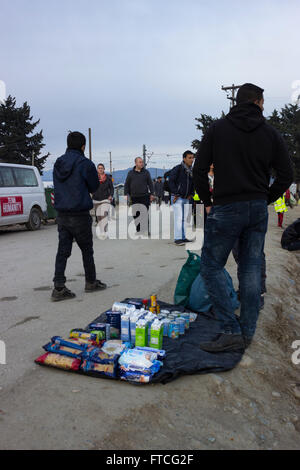 Idomeni, Griechenland. 26. März 2016. Nach der Schließung der Grenzen Griechisch-Skopje, Abdichtung der westlichen Balkan-Route, gefolgt von der Ankündigung der griechischen Regierung Fragen, Flüchtlinge, Ideomeni Durchgangslager, Räumen reiste eine große Gruppe von Flüchtlingen in andere Lager in Griechenland während andere entschieden zu bleiben und demonstrieren gegen die Strecke Abdichtung an der griechisch-Skopje Staatsgrenzen, am 28. März die GR-Vize-Sekretär genannt Flüchtlinge mit über 250.000 Euro, in Griechenland zu investieren! Bilder von Paoenia Gemeinde, Kilkis, Zentralmakedonien. Bildnachweis: Vassilis Triantafyllidis/Alamy Live-Nachrichten Stockfoto