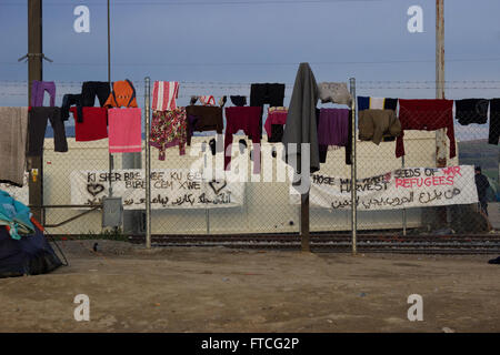 Idomeni, Griechenland. 26. März 2016. Nach der Schließung der Grenzen Griechisch-Skopje, Abdichtung der westlichen Balkan-Route, gefolgt von der Ankündigung der griechischen Regierung Fragen, Flüchtlinge, Ideomeni Durchgangslager, Räumen reiste eine große Gruppe von Flüchtlingen in andere Lager in Griechenland während andere entschieden zu bleiben und demonstrieren gegen die Strecke Abdichtung an der griechisch-Skopje Staatsgrenzen, am 28. März die GR-Vize-Sekretär genannt Flüchtlinge mit über 250.000 Euro, in Griechenland zu investieren! Bilder von Paoenia Gemeinde, Kilkis, Zentralmakedonien. Bildnachweis: Vassilis Triantafyllidis/Alamy Live-Nachrichten Stockfoto