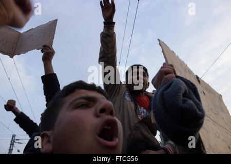 Idomeni, Griechenland. 26. März 2016. Nach der Schließung der Grenzen Griechisch-Skopje, Abdichtung der westlichen Balkan-Route, gefolgt von der Ankündigung der griechischen Regierung Fragen, Flüchtlinge, Ideomeni Durchgangslager, Räumen reiste eine große Gruppe von Flüchtlingen in andere Lager in Griechenland während andere entschieden zu bleiben und demonstrieren gegen die Strecke Abdichtung an der griechisch-Skopje Staatsgrenzen, am 28. März die GR-Vize-Sekretär genannt Flüchtlinge mit über 250.000 Euro, in Griechenland zu investieren! Bilder von Paoenia Gemeinde, Kilkis, Zentralmakedonien. Bildnachweis: Vassilis Triantafyllidis/Alamy Live-Nachrichten Stockfoto