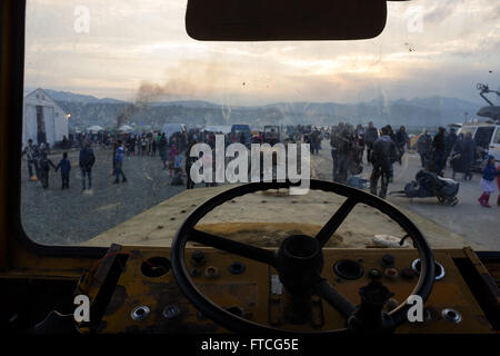 Idomeni, Griechenland. 26. März 2016. Nach der Schließung der Grenzen Griechisch-Skopje, Abdichtung der westlichen Balkan-Route, gefolgt von der Ankündigung der griechischen Regierung Fragen, Flüchtlinge, Ideomeni Durchgangslager, Räumen reiste eine große Gruppe von Flüchtlingen in andere Lager in Griechenland während andere entschieden zu bleiben und demonstrieren gegen die Strecke Abdichtung an der griechisch-Skopje Staatsgrenzen, am 28. März die GR-Vize-Sekretär genannt Flüchtlinge mit über 250.000 Euro, in Griechenland zu investieren! Bilder von Paoenia Gemeinde, Kilkis, Zentralmakedonien. Bildnachweis: Vassilis Triantafyllidis/Alamy Live-Nachrichten Stockfoto