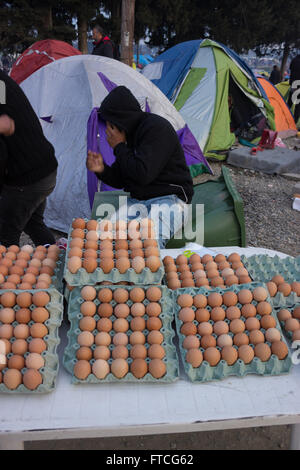 Idomeni, Griechenland. 26. März 2016. Nach der Schließung der Grenzen Griechisch-Skopje, Abdichtung der westlichen Balkan-Route, gefolgt von der Ankündigung der griechischen Regierung Fragen, Flüchtlinge, Ideomeni Durchgangslager, Räumen reiste eine große Gruppe von Flüchtlingen in andere Lager in Griechenland während andere entschieden zu bleiben und demonstrieren gegen die Strecke Abdichtung an der griechisch-Skopje Staatsgrenzen, am 28. März die GR-Vize-Sekretär genannt Flüchtlinge mit über 250.000 Euro, in Griechenland zu investieren! Bilder von Paoenia Gemeinde, Kilkis, Zentralmakedonien. Bildnachweis: Vassilis Triantafyllidis/Alamy Live-Nachrichten Stockfoto