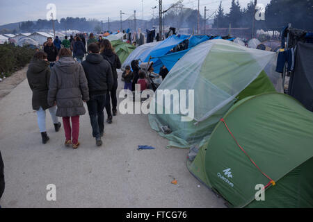 Idomeni, Griechenland. 26. März 2016. Nach der Schließung der Grenzen Griechisch-Skopje, Abdichtung der westlichen Balkan-Route, gefolgt von der Ankündigung der griechischen Regierung Fragen, Flüchtlinge, Ideomeni Durchgangslager, Räumen reiste eine große Gruppe von Flüchtlingen in andere Lager in Griechenland während andere entschieden zu bleiben und demonstrieren gegen die Strecke Abdichtung an der griechisch-Skopje Staatsgrenzen, am 28. März die GR-Vize-Sekretär genannt Flüchtlinge mit über 250.000 Euro, in Griechenland zu investieren! Bilder von Paoenia Gemeinde, Kilkis, Zentralmakedonien. Bildnachweis: Vassilis Triantafyllidis/Alamy Live-Nachrichten Stockfoto