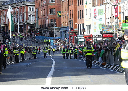 Dublin, Irland. 27. März 2016. Irischen Polizisten Mann die Paradestrecke, wie die Ereignisse unter Wat in Dublin anlässlich die Hundertjahrfeier der Rising 1916. Bildnachweis: Reallifephotos/Alamy Live-Nachrichten Stockfoto