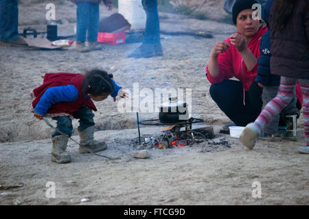 Idomeni, Griechenland. 26. März 2016. Nach der Schließung der Grenzen Griechisch-Skopje, Abdichtung der westlichen Balkan-Route, gefolgt von der Ankündigung der griechischen Regierung Fragen, Flüchtlinge, Ideomeni Durchgangslager, Räumen reiste eine große Gruppe von Flüchtlingen in andere Lager in Griechenland während andere entschieden zu bleiben und demonstrieren gegen die Strecke Abdichtung an der griechisch-Skopje Staatsgrenzen, am 28. März die GR-Vize-Sekretär genannt Flüchtlinge mit über 250.000 Euro, in Griechenland zu investieren! Bilder von Paoenia Gemeinde, Kilkis, Zentralmakedonien. Bildnachweis: Vassilis Triantafyllidis/Alamy Live-Nachrichten Stockfoto