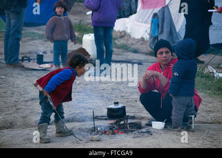 Idomeni, Griechenland. 26. März 2016. Nach der Schließung der Grenzen Griechisch-Skopje, Abdichtung der westlichen Balkan-Route, gefolgt von der Ankündigung der griechischen Regierung Fragen, Flüchtlinge, Ideomeni Durchgangslager, Räumen reiste eine große Gruppe von Flüchtlingen in andere Lager in Griechenland während andere entschieden zu bleiben und demonstrieren gegen die Strecke Abdichtung an der griechisch-Skopje Staatsgrenzen, am 28. März die GR-Vize-Sekretär genannt Flüchtlinge mit über 250.000 Euro, in Griechenland zu investieren! Bilder von Paoenia Gemeinde, Kilkis, Zentralmakedonien. Bildnachweis: Vassilis Triantafyllidis/Alamy Live-Nachrichten Stockfoto