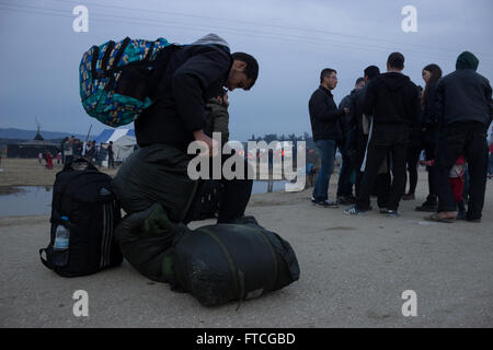 Idomeni, Griechenland. 26. März 2016. Nach der Schließung der Grenzen Griechisch-Skopje, Abdichtung der westlichen Balkan-Route, gefolgt von der Ankündigung der griechischen Regierung Fragen, Flüchtlinge, Ideomeni Durchgangslager, Räumen reiste eine große Gruppe von Flüchtlingen in andere Lager in Griechenland während andere entschieden zu bleiben und demonstrieren gegen die Strecke Abdichtung an der griechisch-Skopje Staatsgrenzen, am 28. März die GR-Vize-Sekretär genannt Flüchtlinge mit über 250.000 Euro, in Griechenland zu investieren! Bilder von Paoenia Gemeinde, Kilkis, Zentralmakedonien. Bildnachweis: Vassilis Triantafyllidis/Alamy Live-Nachrichten Stockfoto