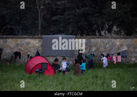 Idomeni, Griechenland. 26. März 2016. Nach der Schließung der Grenzen Griechisch-Skopje, Abdichtung der westlichen Balkan-Route, gefolgt von der Ankündigung der griechischen Regierung Fragen, Flüchtlinge, Ideomeni Durchgangslager, Räumen reiste eine große Gruppe von Flüchtlingen in andere Lager in Griechenland während andere entschieden zu bleiben und demonstrieren gegen die Strecke Abdichtung an der griechisch-Skopje Staatsgrenzen, am 28. März die GR-Vize-Sekretär genannt Flüchtlinge mit über 250.000 Euro, in Griechenland zu investieren! Bilder von Paoenia Gemeinde, Kilkis, Zentralmakedonien. Bildnachweis: Vassilis Triantafyllidis/Alamy Live-Nachrichten Stockfoto