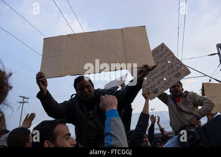 Idomeni, Griechenland. 26. März 2016. Nach der Schließung der Grenzen Griechisch-Skopje, Abdichtung der westlichen Balkan-Route, gefolgt von der Ankündigung der griechischen Regierung Fragen, Flüchtlinge, Ideomeni Durchgangslager, Räumen reiste eine große Gruppe von Flüchtlingen in andere Lager in Griechenland während andere entschieden zu bleiben und demonstrieren gegen die Strecke Abdichtung an der griechisch-Skopje Staatsgrenzen, am 28. März die GR-Vize-Sekretär genannt Flüchtlinge mit über 250.000 Euro, in Griechenland zu investieren! Bilder von Paoenia Gemeinde, Kilkis, Zentralmakedonien. Bildnachweis: Vassilis Triantafyllidis/Alamy Live-Nachrichten Stockfoto