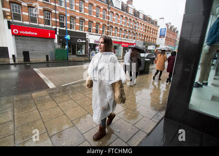 Putney, London, UK. 27. März 2016. Fußgänger in Putney High Street sind gefangen in ein nach unten gießen gebracht im Sturm Katie auf Ostern Sunda Kredit: Amer Ghazzal/Alamy Live-Nachrichten Stockfoto