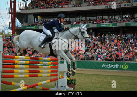 Sydney, Australien. 27. März 2016. Fräulein Sophia Carlon Reiten "Seine Eifersucht" konkurriert in der Junior Springreiten 6 Bar Pferdesport Reiten Wettbewerb bei der 2016 Sydney Royal Easter Show. Sophia Carlon gewann den dritten Preis in der Junior Show Jumping Contest. Bildnachweis: Hugh Peterswald/Pacific Press/Alamy Live-Nachrichten Stockfoto