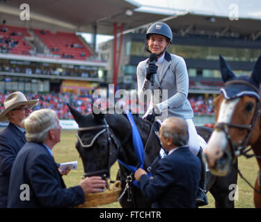 Sydney, Australien. 27. März 2016. Miss Madeline Sinderberry spricht bei der Preisverleihung für den Junior Springreiten 6 Bar Pferdesport Reiten Wettbewerb auf der 2016 Sydney Royal Easter Show. Madeline Sinderberry gewann den ersten Preis in der Junior Springreiten mit Entwarnung Runden. Bildnachweis: Hugh Peterswald/Pacific Press/Alamy Live-Nachrichten Stockfoto