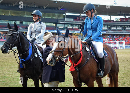 Sydney, Australien. 27. März 2016. Miss Madeline Sinderberry (L) "Fernhill Zinzan' mit Emily Mann (R)"Yandoo Spotnik NZPH"bei der Preisverleihung für den Junior Show Jumping Contest auf der 2016 Sydney Royal Easter Show Reiten Reiten. Bildnachweis: Hugh Peterswald/Pacific Press/Alamy Live-Nachrichten Stockfoto