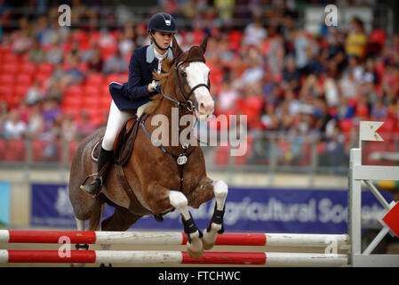 Sydney, Australien. 27. März 2016. Miss Emily Mann Reiten "Yandoo Spotnik NZPH" konkurriert in der Junior Springreiten 6 Bar Pferdesport Reiten Wettbewerb bei der 2016 Sydney Royal Easter Show. Emily Mann gewann den zweiten Preis in der Junior Show Jumping Contest. Bildnachweis: Hugh Peterswald/Pacific Press/Alamy Live-Nachrichten Stockfoto