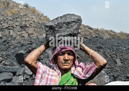 Jhaira, Indien. 26. März 2016. Jharia Stadt am Suzii Bezirk von Jharkhand ist nicht nur eines der größten Kohlebergwerke in Indien, sondern auch eines der größten in Asien. Was einmal ein dichter Wald von Stämmen, Jharia, berühmt für seine reiche Kohlevorkommen bevölkert war, wurde auf dem Altar der Entwicklung geopfert. Arbeiter in den Kohlengruben leidet seit ernste Lungenerkrankungen und Lebererkrankung. © Tanmoy Bhaduri/Pacific Press/Alamy Live-Nachrichten Stockfoto