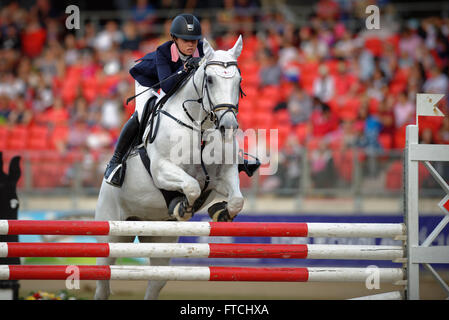 Sydney, Australien. 27. März 2016. Fräulein Sophia Carlon Reiten "Seine Eifersucht" konkurriert in der Junior Springreiten 6 Bar Pferdesport Reiten Wettbewerb bei der 2016 Sydney Royal Easter Show. Sophia Carlon gewann den dritten Preis in der Junior Show Jumping Contest. Bildnachweis: Hugh Peterswald/Pacific Press/Alamy Live-Nachrichten Stockfoto