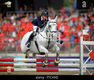 Sydney, Australien. 27. März 2016. Fräulein Sophia Carlon Reiten "Seine Eifersucht" konkurriert in der Junior Springreiten 6 Bar Pferdesport Reiten Wettbewerb bei der 2016 Sydney Royal Easter Show. Sophia Carlon gewann den dritten Preis in der Junior Show Jumping Contest. Bildnachweis: Hugh Peterswald/Pacific Press/Alamy Live-Nachrichten Stockfoto