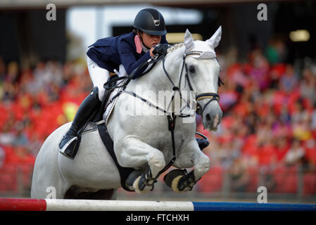 Sydney, Australien. 27. März 2016. Fräulein Sophia Carlon Reiten "Seine Eifersucht" konkurriert in der Junior Springreiten 6 Bar Pferdesport Reiten Wettbewerb bei der 2016 Sydney Royal Easter Show. Sophia Carlon gewann den dritten Preis in der Junior Show Jumping Contest. Bildnachweis: Hugh Peterswald/Pacific Press/Alamy Live-Nachrichten Stockfoto