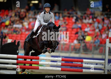 Sydney, Australien. 27. März 2016. Miss Madeline Sinderberry Reiten "Fernhill Zinzan" konkurriert in der Junior Springreiten 6 Bar Pferdesport Reiten Wettbewerb bei der 2016 Sydney Royal Easter Show. Madeline Sinderberry gewann den ersten Preis in der Junior Springreiten mit Entwarnung Runden. Bildnachweis: Hugh Peterswald/Pacific Press/Alamy Live-Nachrichten Stockfoto