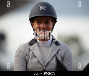 Sydney, Australien. 27. März 2016. Miss Madeline Sinderberry Reiten "Fernhill Zinzan" reagiert nach dem ersten Preis in der Junior Springreiten auf der 2016 Sydney Royal Easter Show. Bildnachweis: Hugh Peterswald/Pacific Press/Alamy Live-Nachrichten Stockfoto