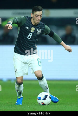 Berlin, Deutschland. 26. März 2016. Deutschlands Mesut Özil in Aktion während der internationalen Fußball-freundliche match zwischen Deutschland und England im Olympiastadion in Berlin, Deutschland, 26. März 2016. Foto: JENS WOLF/Dpa/Alamy Live News Stockfoto