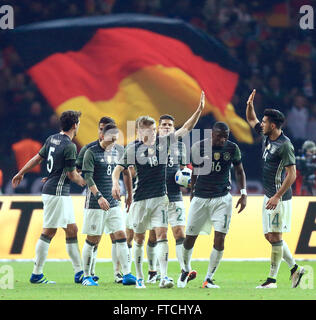 Berlin, Deutschland. 26. März 2016. Deutschlands Toni Kroos (C) feiert seinen 1-0 Tor mit Teamkollegen (L-R) Mats Hummels, Mesut Oezil, Toni Kroos, Mario Gomez, Antonio Ruediger und Emre während der internationalen Fußball-freundlich zwischen Deutschland und England im Olympiastadion in Berlin, Deutschland Match kann, 26. März 2016. Foto: JENS WOLF/Dpa/Alamy Live News Stockfoto