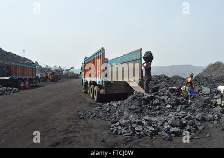 Jhaira, Indien. 26. März 2016. Jharia Stadt am Suzii Bezirk von Jharkhand ist nicht nur eines der größten Kohlebergwerke in Indien, sondern auch eines der größten in Asien. Was einmal ein dichter Wald von Stämmen, Jharia, berühmt für seine reiche Kohlevorkommen bevölkert war, wurde auf dem Altar der Entwicklung geopfert. Arbeiter in den Kohlengruben leidet seit ernste Lungenerkrankungen und Lebererkrankung. © Tanmoy Bhaduri/Pacific Press/Alamy Live-Nachrichten Stockfoto