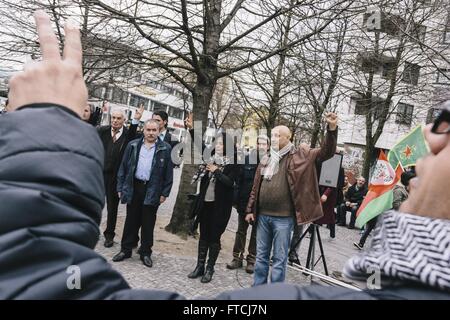 Berlin, Deutschland. 27. März 2016. MEHTAP EROL, organisiert Sprecherin Berlin HDP, zusammen mit anderen Demonstranten halten eine Minute des Schweigens während der Kundgebung gegen die anhaltende Isolation von Abdullah Ã – Calan und der aktuellen politischen Situation des kurdischen Volkes und die politische Opposition in der Türkei von HDP (Halklarin Demokratik Partisi) am Kottbusser Tor in Berlin-Kreuzberg. Bildnachweis: Jan Scheunert/ZUMA Draht/Alamy Live-Nachrichten Stockfoto