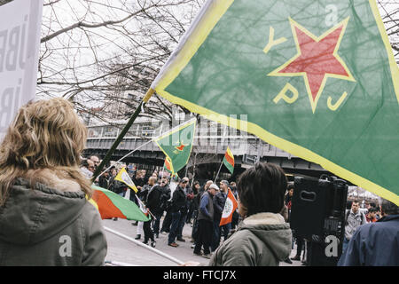 Berlin, Deutschland. 27. März 2016. Demonstranten schwenkten Fahnen während der Kundgebung gegen die anhaltende Isolation von Abdullah Ã – Calan und der aktuellen politischen Situation des kurdischen Volkes und die politische Opposition in der Türkei von HDP (Halklarin Demokratik Partisi) bei am Kottbusser Tor in Berlin-Kreuzberg organisiert. Bildnachweis: Jan Scheunert/ZUMA Draht/Alamy Live-Nachrichten Stockfoto