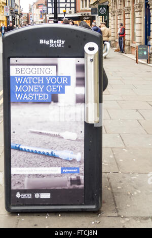 Grosse Ausgabe Verkäufer und umstrittene Anti betteln Werbung von Nottingham City Council (Arbeit) in Verbindung mit nottinghamshire Polizei. Stockfoto