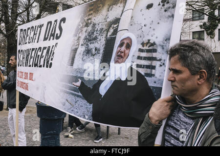 Berlin, Deutschland. 27. März 2016. "Das Schweigen brechen!", Demonstranten halten während der Rallye gegen die anhaltende Isolation von Abdullah Ã – Calan und der aktuellen politischen Situation des kurdischen Volkes und die politische Opposition in der Türkei ein transparentes organisiert von HDP (Halklarin Demokratik Partisi) am Kottbusser Tor in Berlin-Kreuzberg. Bildnachweis: Jan Scheunert/ZUMA Draht/Alamy Live-Nachrichten Stockfoto