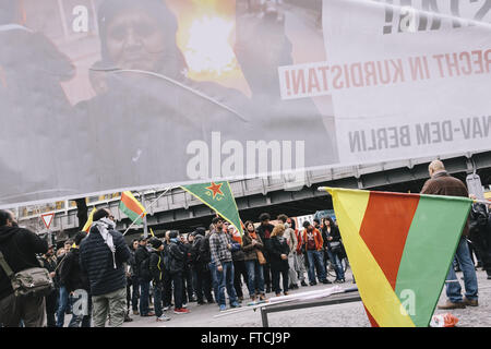 Berlin, Deutschland. 27. März 2016. Demonstranten während der Rallyagainst die laufenden Isolation von Abdullah Ã – Calan und der aktuellen politischen Situation des kurdischen Volkes und die politische Opposition in der Türkei organisiert von HDP (Halklarin Demokratik Partisi) am am Kottbusser Tor in Berlin-Kreuzberg. Bildnachweis: Jan Scheunert/ZUMA Draht/Alamy Live-Nachrichten Stockfoto