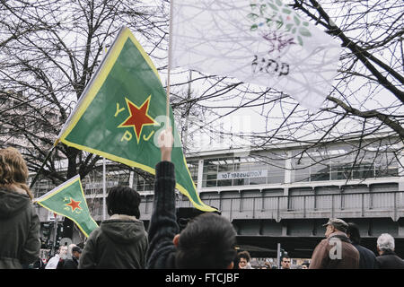 Berlin, Deutschland. 27. März 2016. Flaggen der kurdischen Gruppen während der Kundgebung gegen die anhaltende Isolation von Abdullah Ã – Calan und der aktuellen politischen Situation des kurdischen Volkes und die politische Opposition in der Türkei organisiert von HDP (Halklarin Demokratik Partisi) am Kottbusser Tor in Berlin-Kreuzberg. Bildnachweis: Jan Scheunert/ZUMA Draht/Alamy Live-Nachrichten Stockfoto