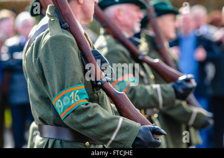 Belfast, Nordirland. 27. März 2016 - verkleidet Männer als Soldaten der irischen Bürger-Armee mit Reproduktion "Howth" Mauser Gewehre Parade an der Osteraufstand Hundertjahrfeier Parade. Bildnachweis: Stephen Barnes/Alamy Live-Nachrichten Stockfoto