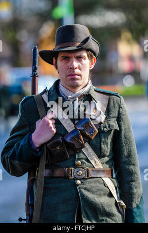 Belfast, Nordirland. 27. März 2016 - ein Mann in Uniform der Irish Citizen Army von 1916 gekleidet und tragen eine "Howth" Mauser bei der Osteraufstand Hundertjahrfeier Parade. Bildnachweis: Stephen Barnes/Alamy Live-Nachrichten Stockfoto