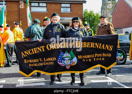 Belfast, Nordirland. 27 Mar 2016 - Mitglieder des Edward V. kleine Skikönige Memorial Pipe Band aus Rockland County, New York, an der Osteraufstand Centenary celebration Parade. Credit: Stephen Barnes/Alamy leben Nachrichten Stockfoto