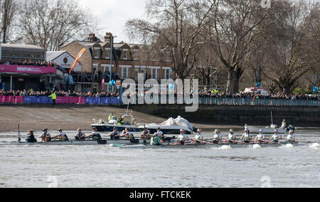 Thames Tideway, London, UK. 27. März 2016. Cambridge University Women blau Boot knapp vor Oxford University Women blau Boot zu Beginn des Rennens in Putney Embankment.  Bildnachweis: Stephen Bartholomäus/Alamy Live-Nachrichten Stockfoto