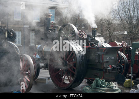 Chatham, Kent, England. 27. März 2016, Vintage Lokomobile trotzen Wind und Regen Sturm Kate und aufstehen Dampf am Chatham historischer Dockyard Festival of Steam und Transport. Matthew Richardson/Almay Live-Nachrichten Stockfoto