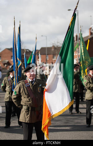 Falls Road, Belfast, UK Mann 27. März 2016 in 1916 Rebellion Uniform hält eine irische dreifarbig an Ostern steigende 100. Jahrestag Parade Credit: Bonzo/Alamy Live News Stockfoto