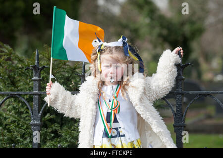 Fällt weg, Belfast, UK 27. März 2016 junges Mädchen eine irische Flagge winken und bläst eine Pfeife Ostern steigen 100. Jahrestag Parade Credit: Bonzo/Alamy Live News Stockfoto